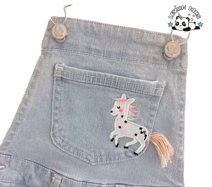 LEZONKIDS - Vestido Denim com Alças Personalizado com Logotipo, Babados e Unicórnio Bordado Colorido para Meninas